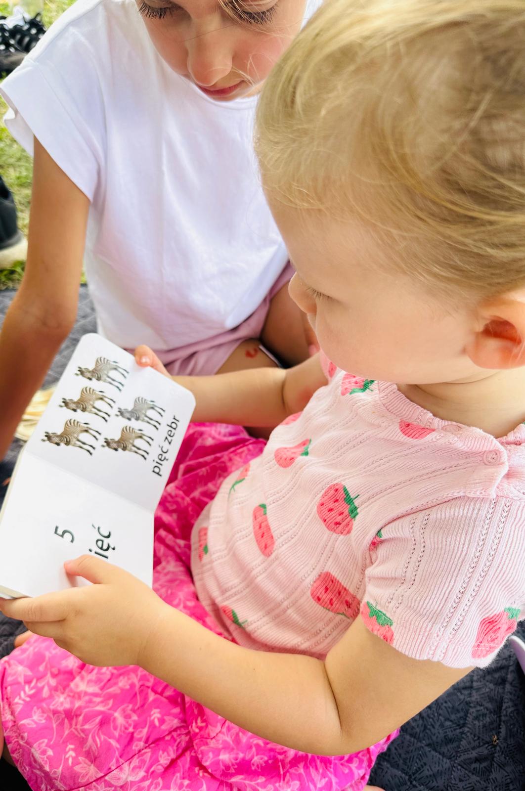 Chłopiec z książeczką edukacyjną